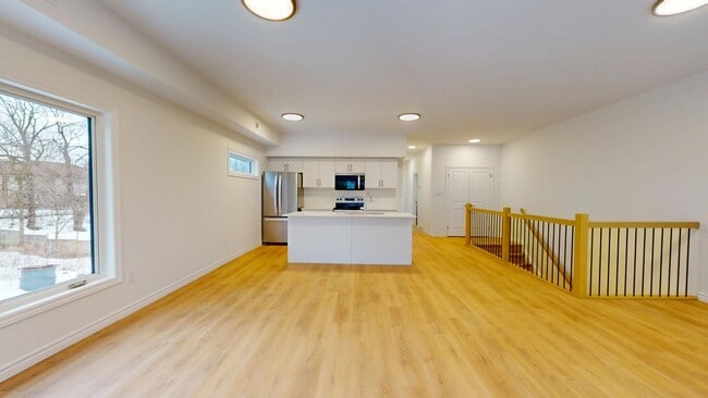 Photo - BEAUTIFUL 2 BEDROOM 2 BATH APARTMENT FOR JUNE IN SOUTH LONDON Unit 5