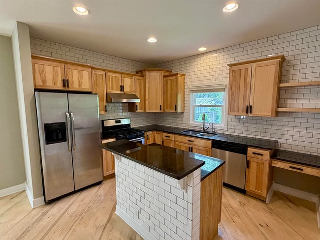 Photo - 824 E Dayton St