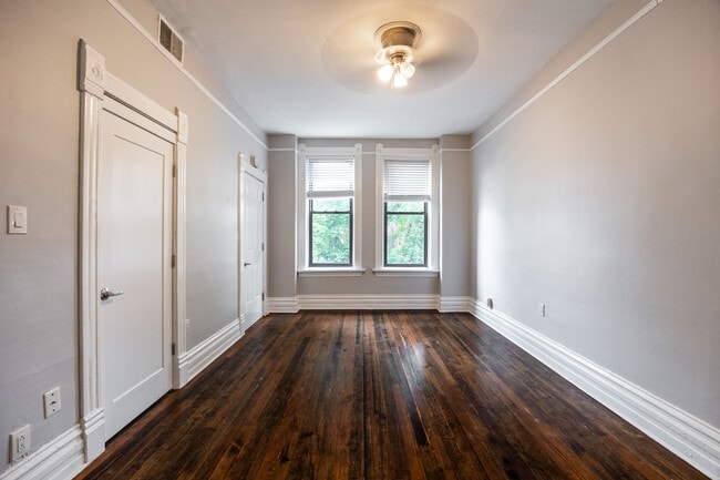 Building Photo - 2031 W Moffat St Unit 3