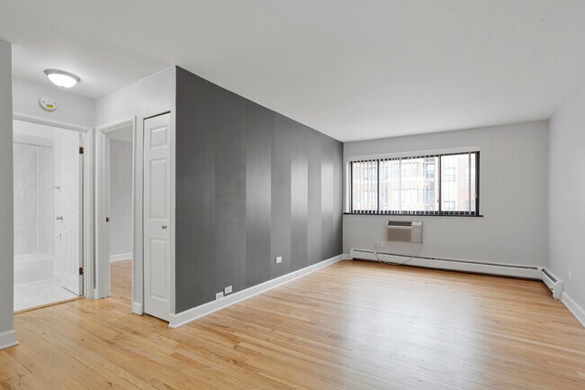 Photo - 6758 N Sheridan Rd