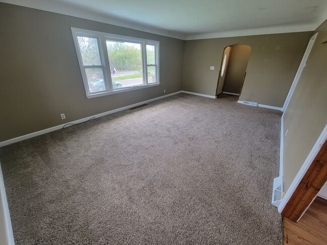 Photo - AVAILABLE JUNE - 5 Bed/2 Bath Home Close To Campus!