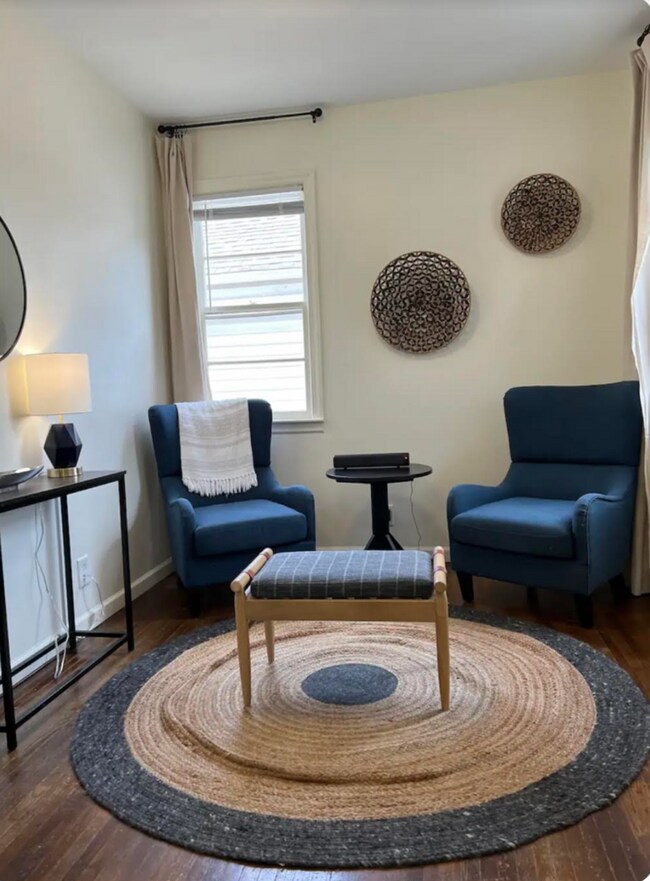 Charming 2 Bedroom with Fenced Yard & Park... House House Rental in