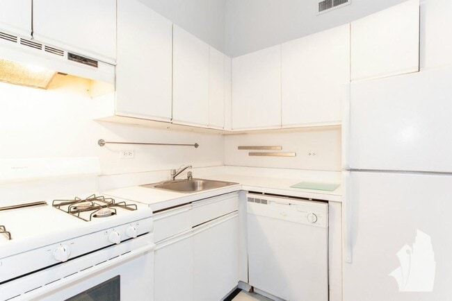 Building Photo - 2057 W Dickens Ave Unit # 01N