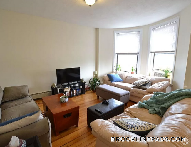 Building Photo - 1942 Beacon St Unit 1 Rental