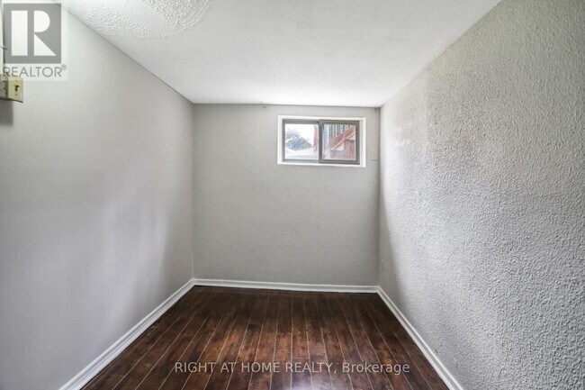 Photo - 16 Kingsdown Dr