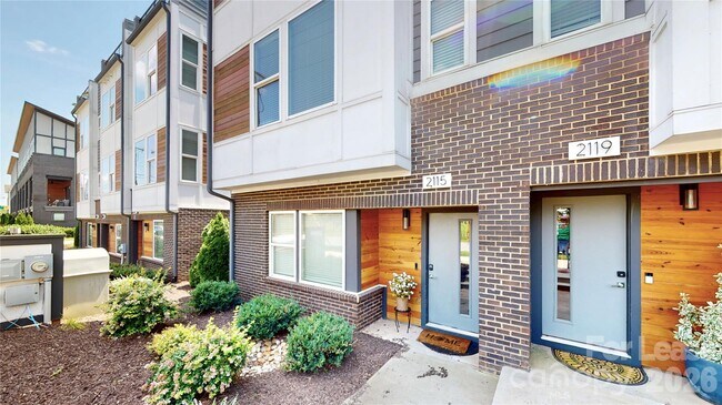 Photo - 2115 Isom St