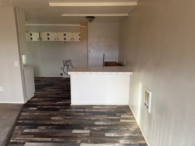 Photo - 606 Center St W