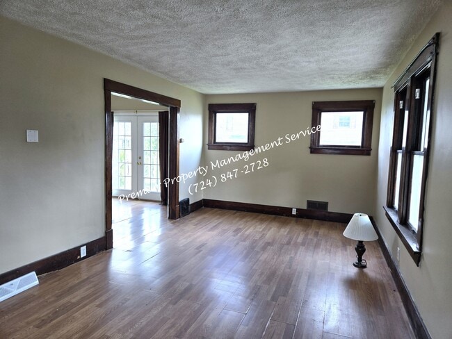 Photo - 407 Bridge St
