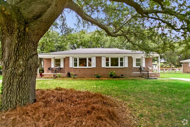 Building Photo - Available June 1st. Beautiful FULLY FURNIS... Rental