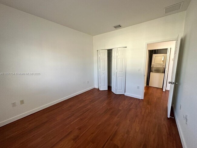 Photo - 372 NE 26th Pl Unidad 206