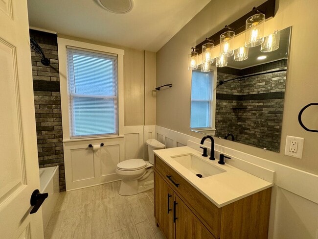 Photo - 931 Baldwin St Unit 2