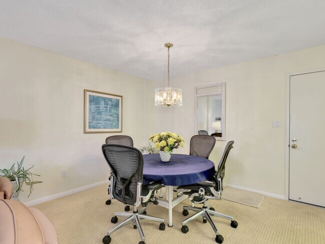 Photo - 555 Park Shore Dr Unidad #307 Rental