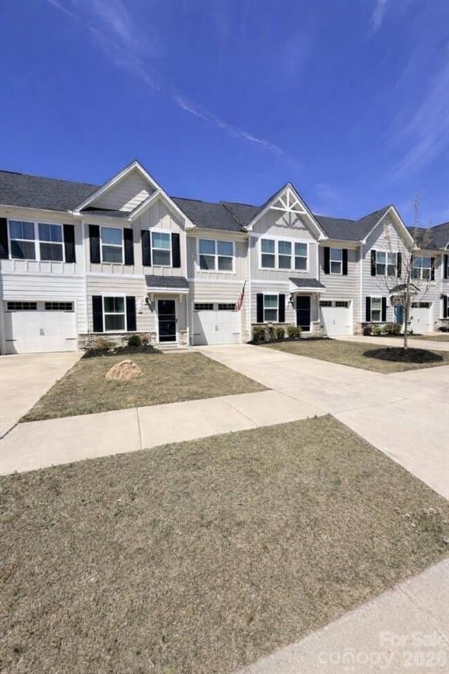 Building Photo - 3 Bedroom Townhome in Troutman