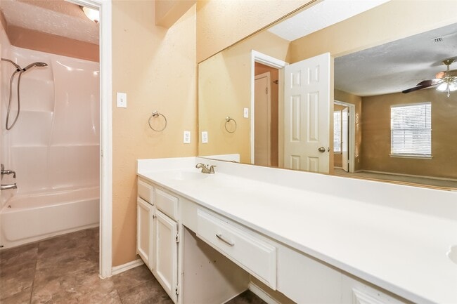Photo - 14815 Oak Pines Dr