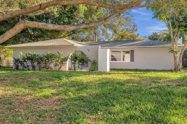 Building Photo - Modern, Move-In-Ready 3/2 Home with Spacious Yard & Garage |