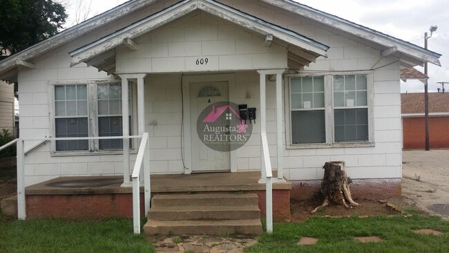 Building Photo - Adorable One Bedroom Duplex! Unit 609 EN15th Apt B