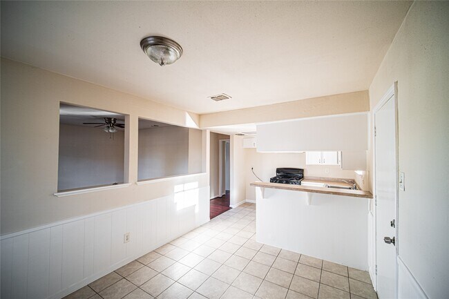 Photo - 1327 Diplomat Way