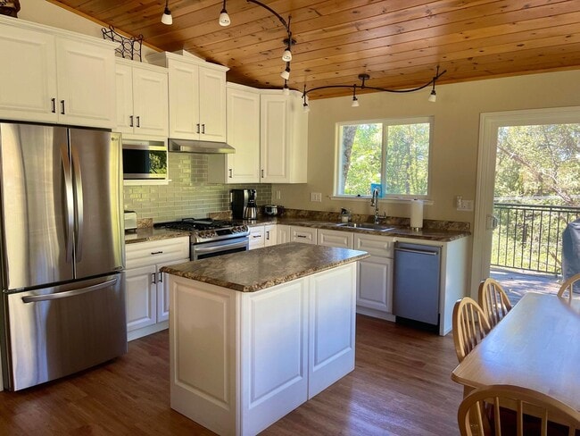 Photo - Gorgeous Fully Furnished 3 Bedroom Home Ne...