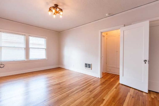 Photo - Queen Anne Apartments