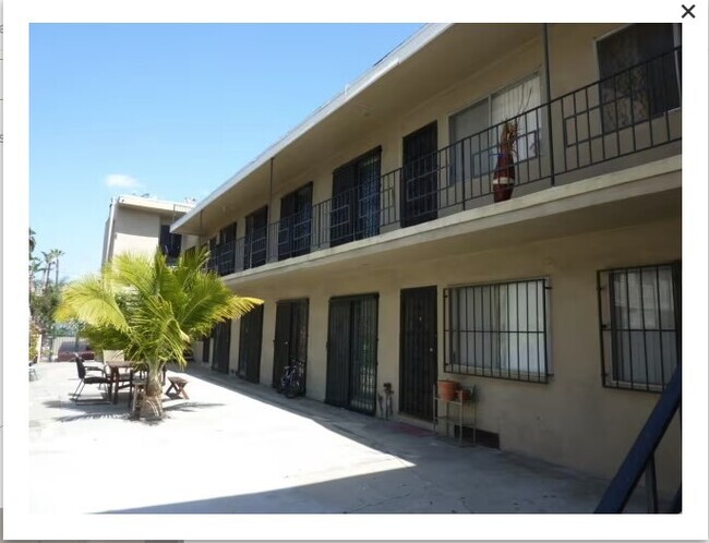 All units have secured door / Court Yard - 926 S Lake St Rental