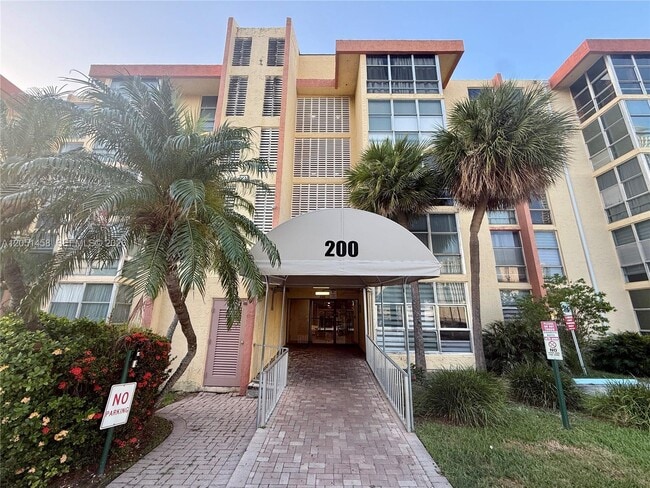 Building Photo - 200 172nd St Unit 416