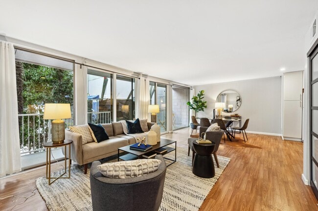 Building Photo - 1425 Lakeside Dr