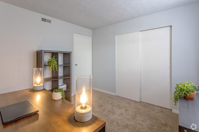 2BR, 1BA - 872 AF - Bedroom