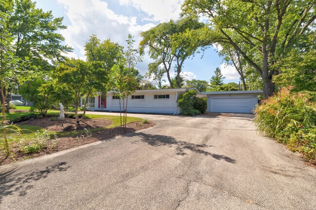 Photo - 334 Russet Ln