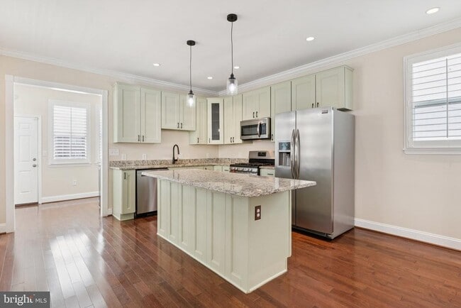 Photo - 908 Longfellow St NW