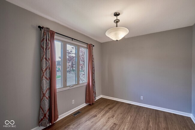 Photo - 8502 Canterbury Square W