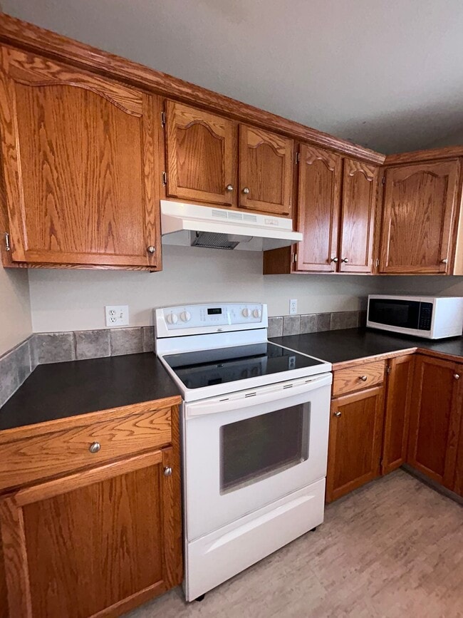 Photo - 4 Bed 1.5 Bath Unit in Red Deer, AB Unit 6225