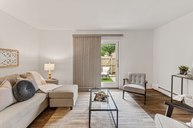 Photo - 106 Tarryton Ct E