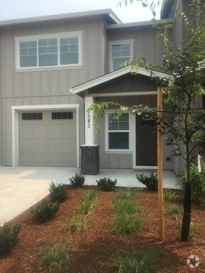 Building Photo - Beautiful Townhomes in East Medford