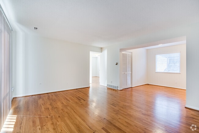 Building Photo - 4012 Oak St Unit 64111 Rental