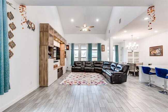 Photo - 833 Whitetail Dr