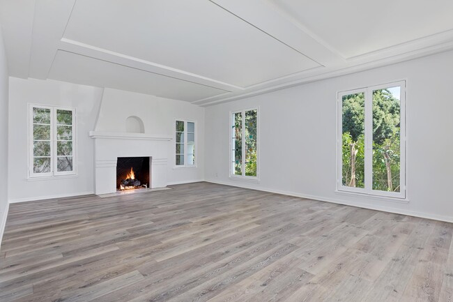 Photo - 145-147 N Clark Dr