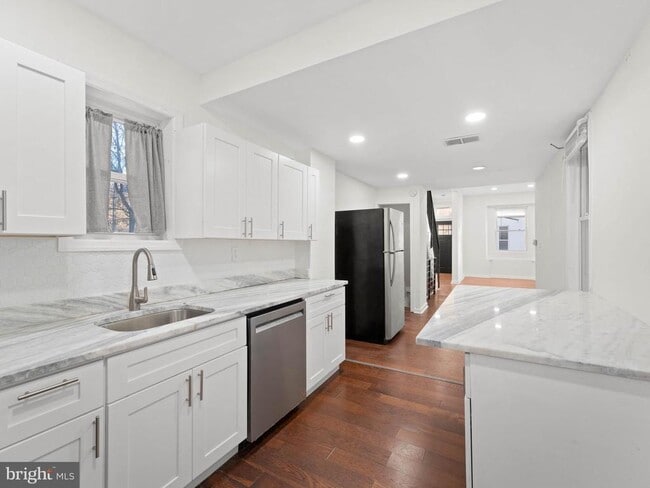 Photo - 2443 Nicholas St