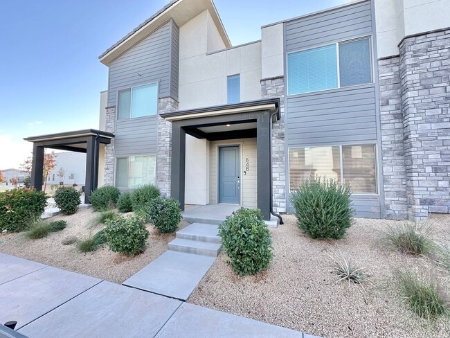 Building Photo - Desert Color Townhome!