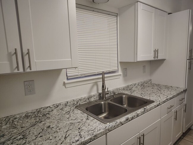Building Photo - COMING SOON - Recently updated 2 bed -1 bath aprox 800 sq ft 2nd and Montano