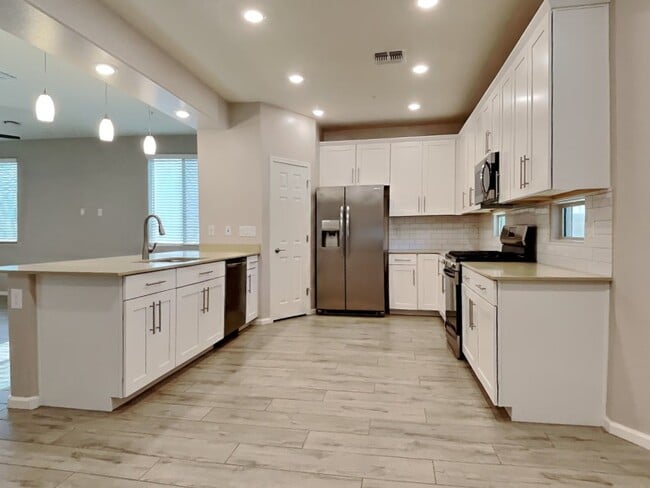 21266 W Wilshire Dr