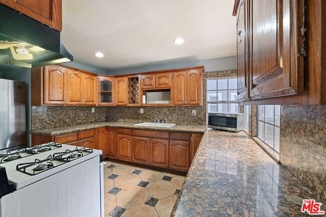 Photo - 1750 W 49th St