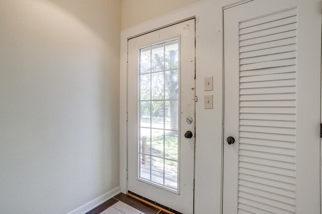 Photo - 3211 Montague St