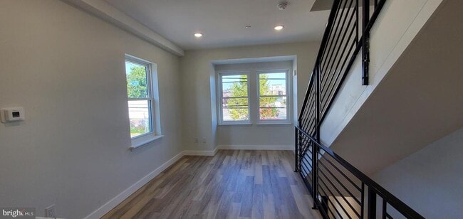 Photo - 307 W York St