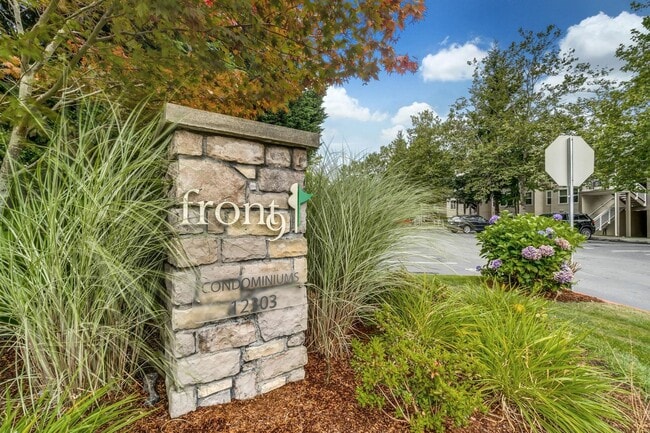 12303 Harbour Pointe Blvd, Mukilteo 98275 - 12300 Harbour Pointe Blvd Unit V-202