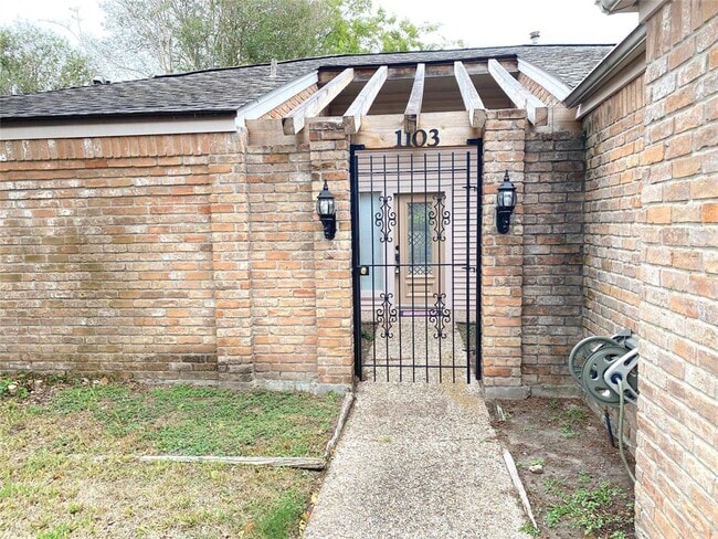 Building Photo - 1103 Forest Home Dr