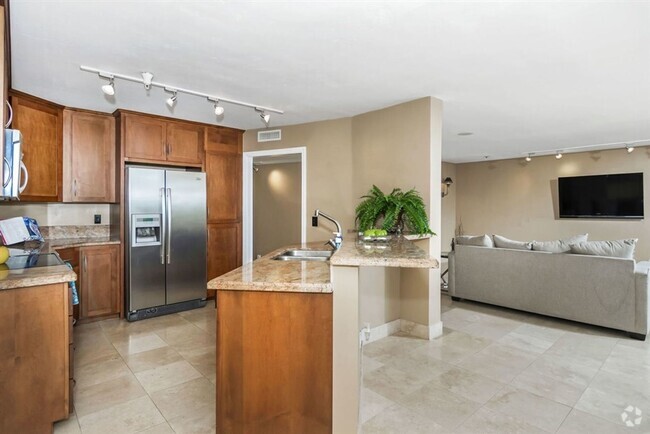 Building Photo - 2bd 1ba Condo in Bankers Hill - Large Unit...