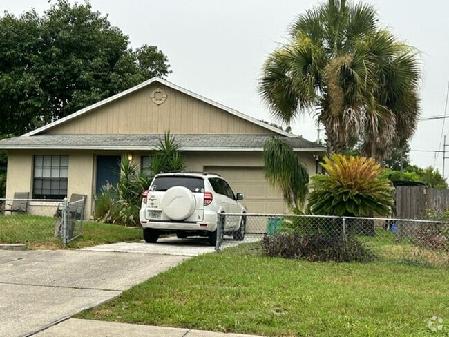 Building Photo - Three Bedroom Home, Walking Distance to Ne...
