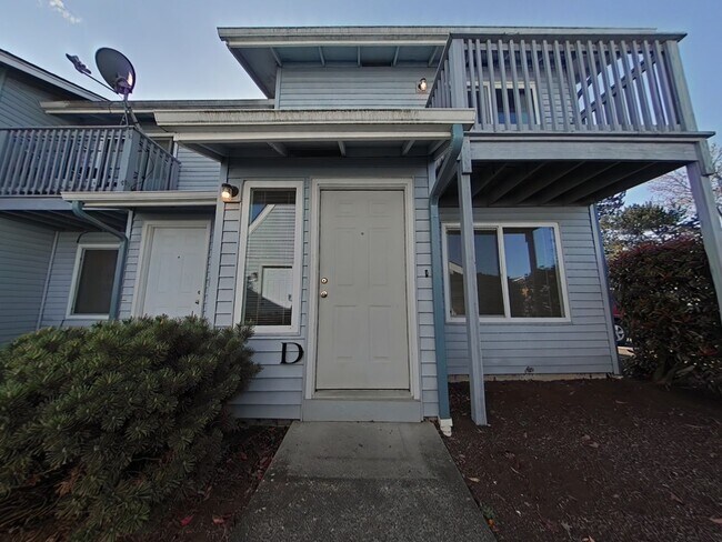 Building Photo - 2 Bedroom Townhouse ~ Close to Downtown Unit 2521 SW Pickford #D