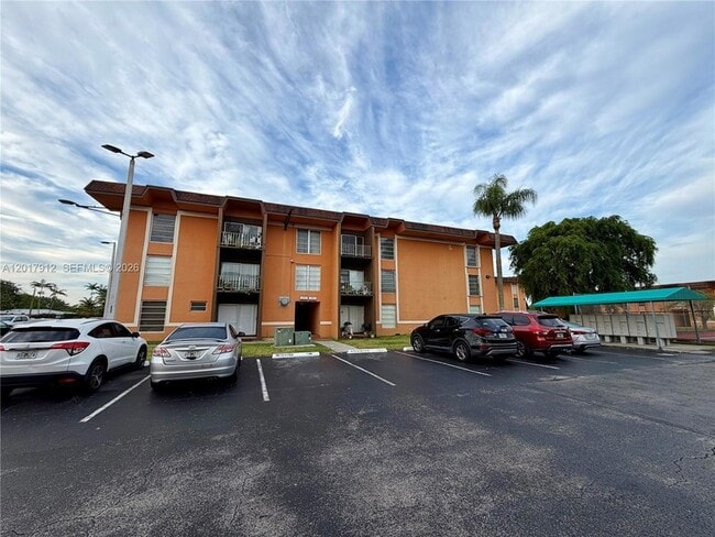 Building Photo - 9429 SW 76th St Unit W25