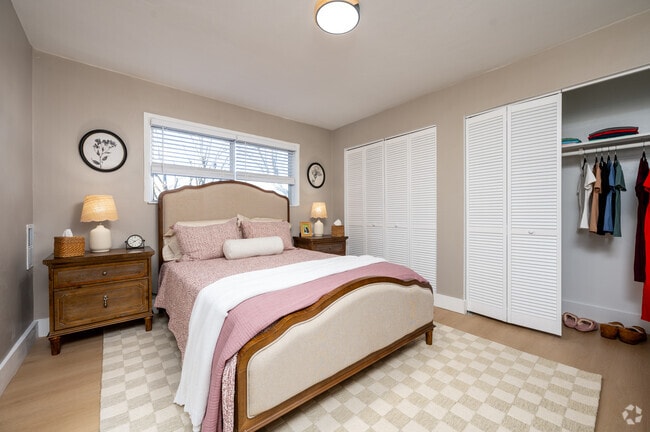 1BR, 1BA - 700SF - Bedroom